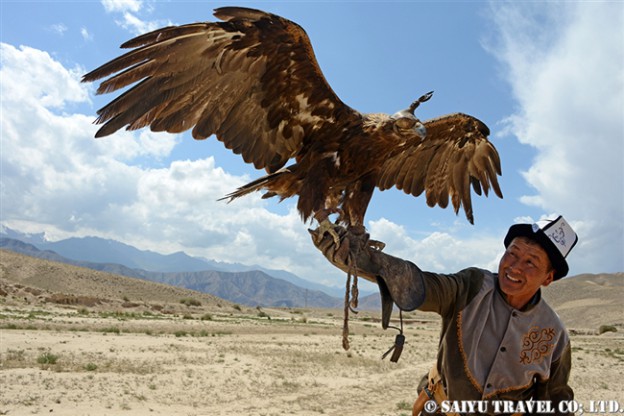 キルギスの鷹匠 Eagle Hunting Show Kyrgyz (1)