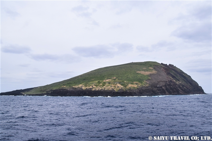 ⑫東側から見た鳥島 北側の傾斜が緩やかで、南側が急峻な地形である事が分かるアホウドリ　鳥島クルーズShort-tailed Albatross Tori-shima Island)