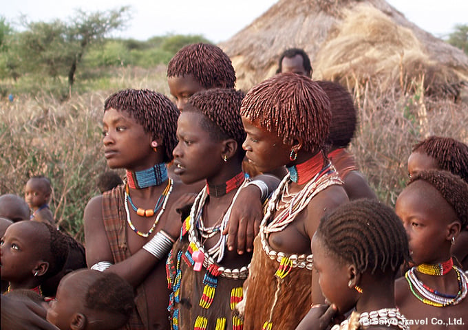 赤土で髪を結うハマル族