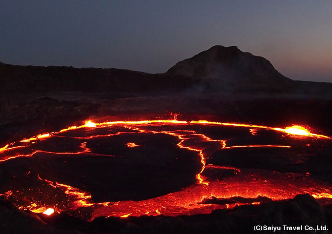 闇の中で真っ赤に浮かび上がる活火山エルタ・アレの溶岩湖