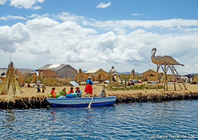 聖なる湖チチカカ湖に浮かぶウロス族の浮き島（ボリビア）