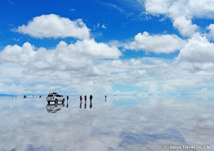 鏡のように水を張った雨季のウユニ塩湖（ボリビア）