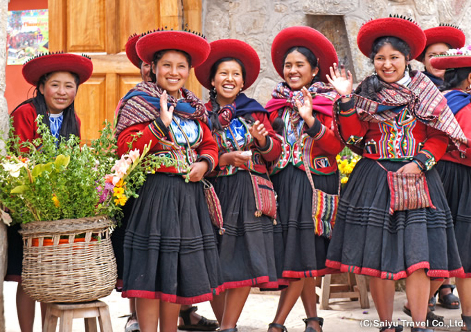 民族衣装を纏うペルーの少女たち（ペルー）