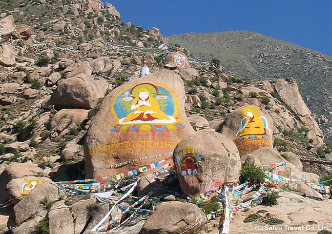 デプン寺の岩に描かれた岩絵