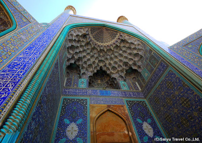 鍾乳石飾りが美しいタイルワークが施されたイマームモスク入口（イスファハン）