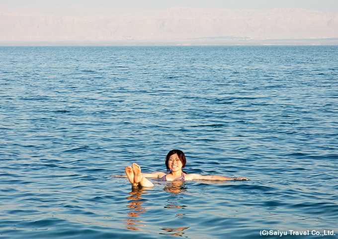 対岸にイスラエルを望みながら死海で浮遊体験