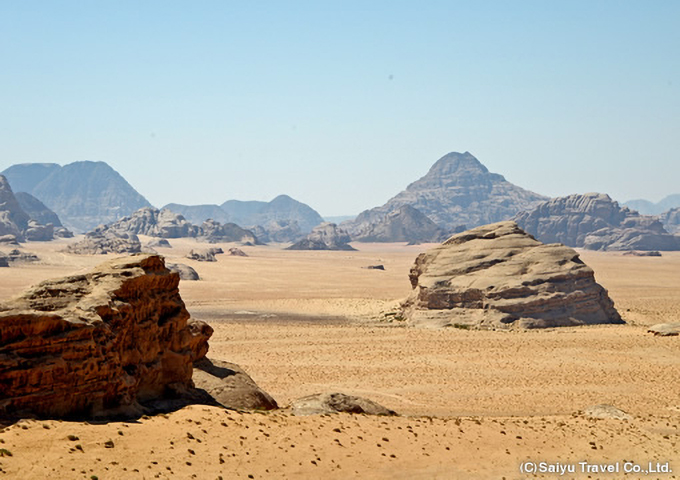 世界遺産ワディ・ラムの砂漠を走る