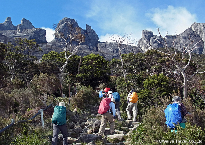 奇岩聳えるキナバル山