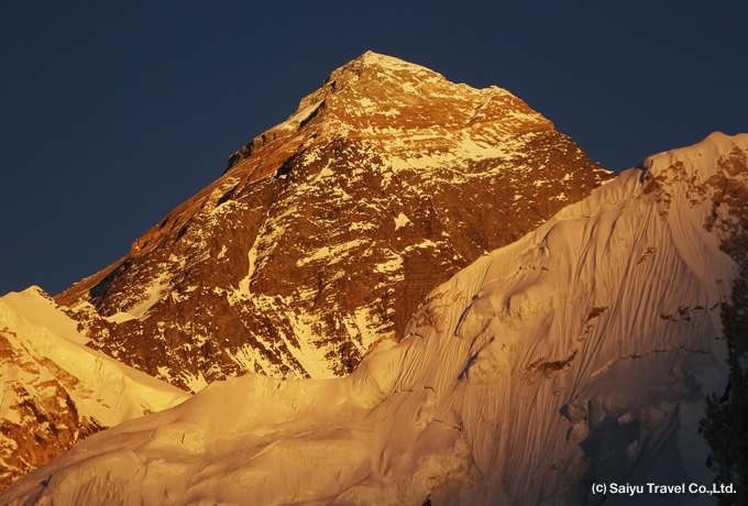 夕日に輝くエベレスト（カラパタール）