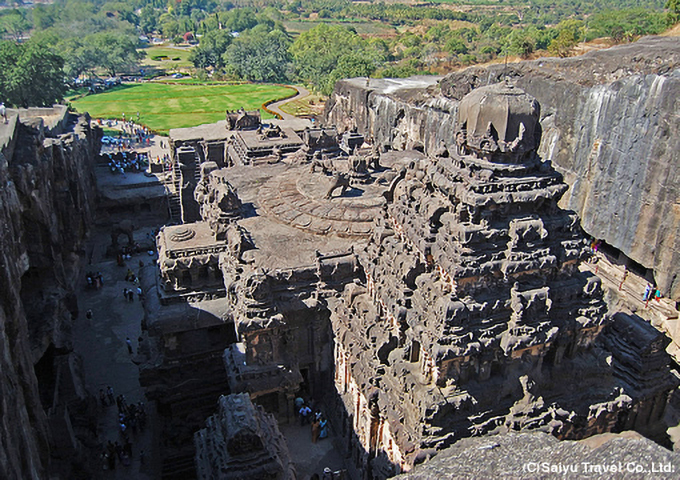 玄武岩を掘り下げて造られたカイラーサナータ寺院（エローラ石窟）
