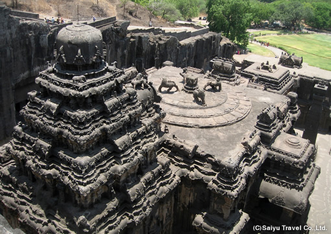 玄武岩を掘り下げて造られたカイラーサナータ寺院（エローラ石窟）