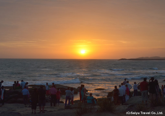 インド最南端のコモリン岬にてアラビア海に沈む夕日