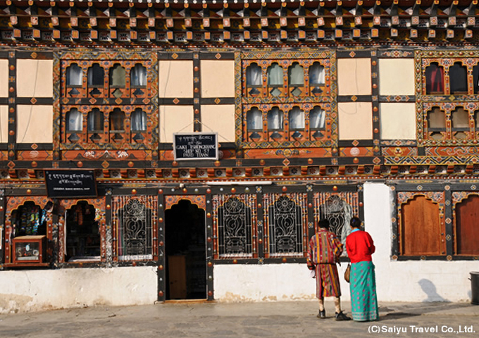 ブータン伝統の緻密な装飾が施されたパロの街並み