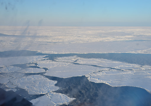 機内よりの眺め。どこまでも続く氷の世界