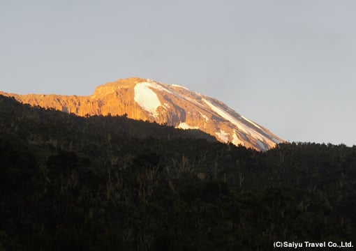 朝日に輝くキボ峰