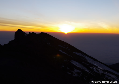 アフリカ大陸最高峰に登る朝日