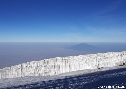 氷河の背後に見えるメルー山