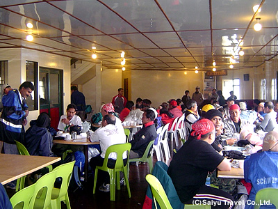 登山客が集うラバンラタのレストラン