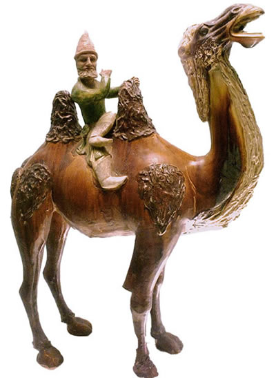 駱駝に乗る西方人の像