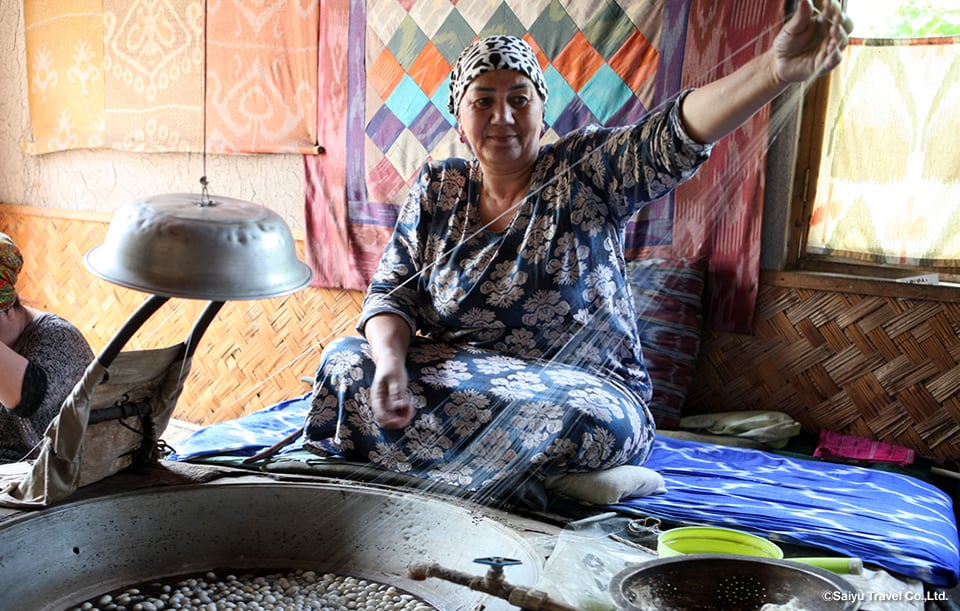 手紡ぎで絹糸を作る女性