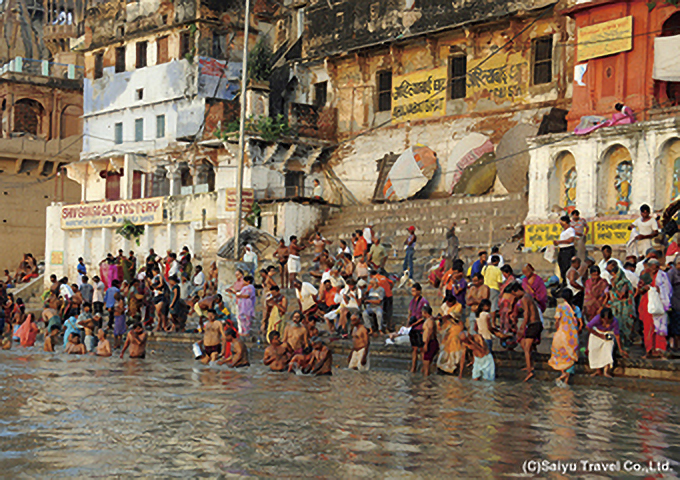 聖なるガンジス川にて沐浴する人々（バラナシ）