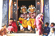 ブムタン谷の祭りとフォブジカ谷 秋のブータンを撮る