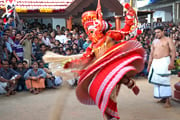 ケララ北部の秘祭を撮る テイヤムの神と女神たち