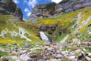 スペイン・フランス国境越え 花のピレネー山脈トレッキング