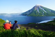 花と火山の千島列島を歩く