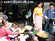ネパールの地元の人が集う食堂。地元の人達と肩を並べて食べるネパール料理も格別ですが、お腹を壊さないようにお気をつけ下さい。